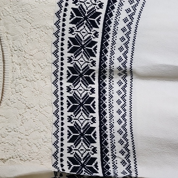Medium Talbots cream and navy sweater with lace detailing - Picture 2 of 5